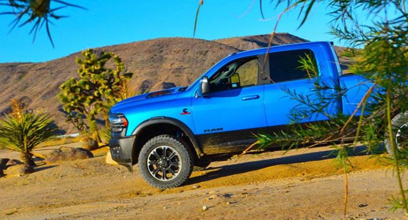 You are currently viewing RAM Rebel 2500, una troca que no le teme a ningún terreno difícil