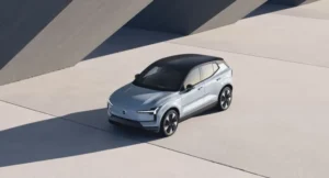 Read more about the article El pequeño SUV eléctrico de Volvo recibe un trato rudo y aventurero. Es el 2026 Volvo EX30 Cross Country 